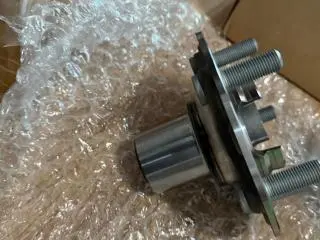 Butuci roti 4 buc plus piulite Land Rover noi