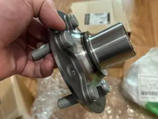 Butuci roti 4 buc plus piulite Land Rover noi