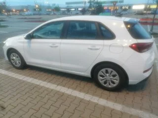 Vand Hyundai i30 1.5 DPI, cutie de viteze manuala